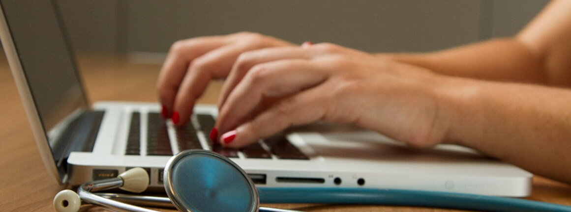 使用笔记本电脑的人