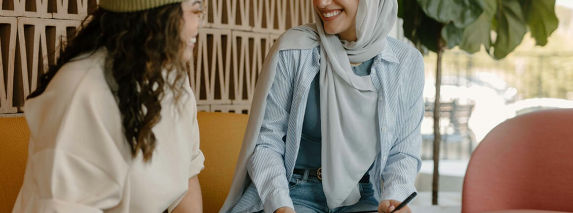 进行商务交谈的女性